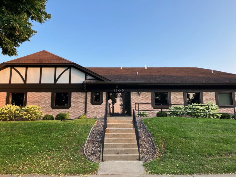 More Photos Of 1305 Chestnut St, West Bend Medical For Lease