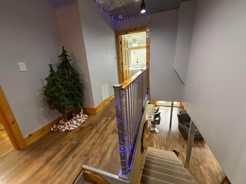 More Photos Of 615 W Benton St, Buffalo Flex For Sale