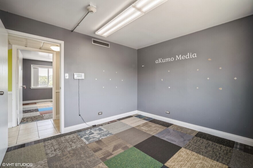 More Photos Of 8755 Trumbull Ave, Skokie Office For Lease