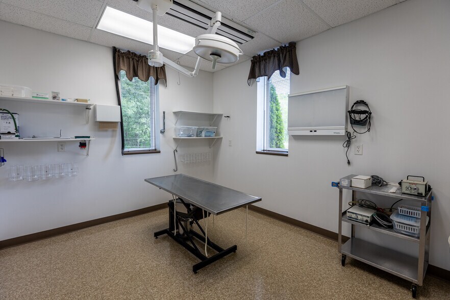 More Photos Of 14605 Velp Ave, Suamico Veterinarian Kennel For Lease