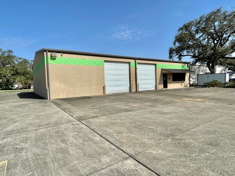 Primary Photo Of 500 E Plantation Dr, Clute Warehouse For Sale