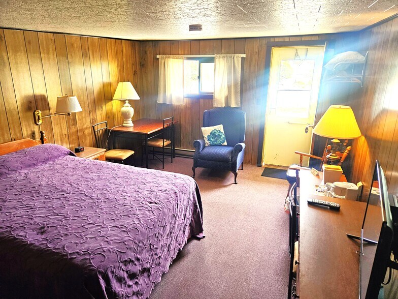 More Photos Of 24 Harris Point Rd, Eastport Hotel For Sale