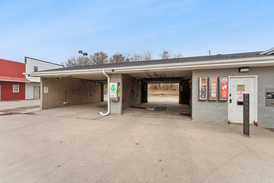 More Photos Of 630 W Elkhorn St, Arlington Freestanding For Sale