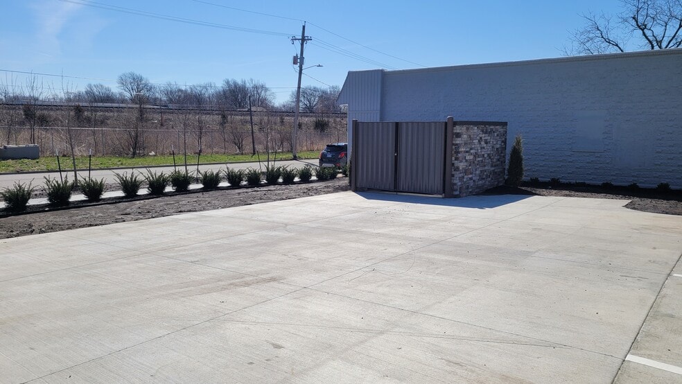 More Photos Of 815 E Park St, Olathe Warehouse For Lease