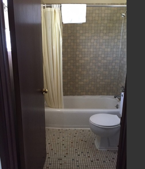 More Photos Of 100 Silver St, Hurley Hotel For Sale