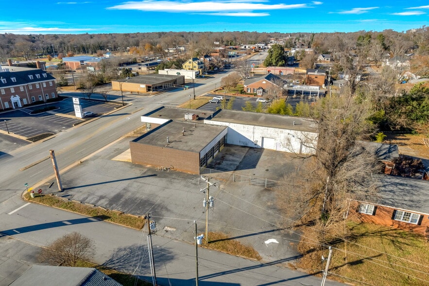 More Photos Of 904 N Main St, Anderson Auto Repair For Sale