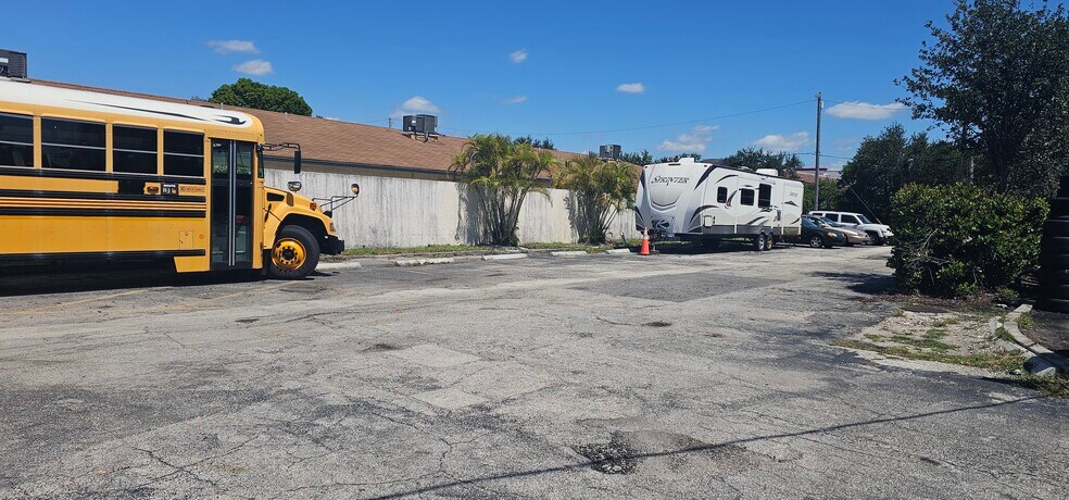 More Photos Of 1411 N Dixie Hwy, Lake Worth Freestanding For Lease