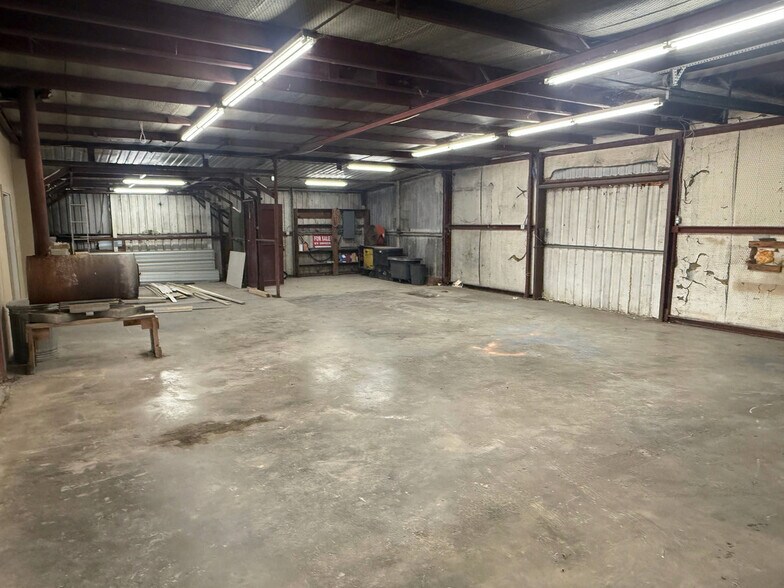 More Photos Of 4737 TX-91, Denison Showroom For Lease