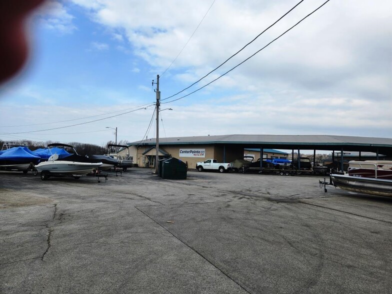 More Photos Of 400 Sussex St, Pewaukee Freestanding For Sale