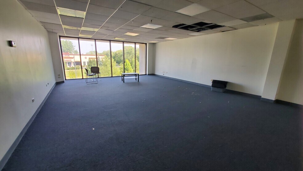 More Photos Of 1300 Irving Park Rd, Streamwood General Retail For Sale