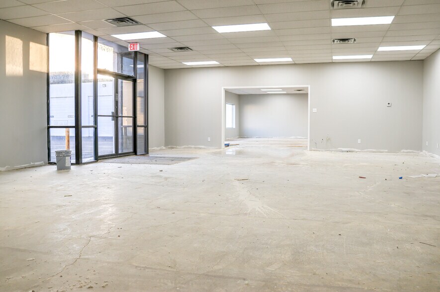 More Photos Of 2700 White Settlement Rd, Fort Worth Showroom For Lease