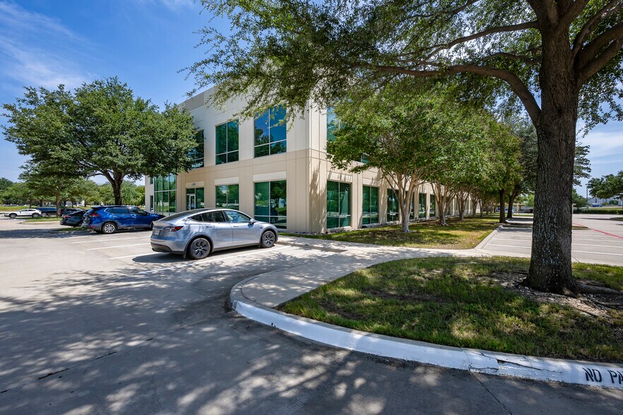 More Photos Of 13500 Heritage Pky, Fort Worth Office For Lease