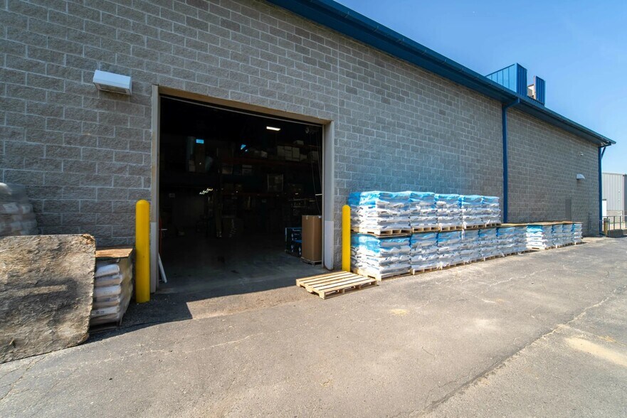 More Photos Of 3770 Dixie Hwy, Waterford Showroom For Sale