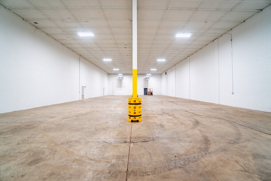 More Photos Of 6048 W Beloit Rd, Milwaukee Manufacturing For Lease