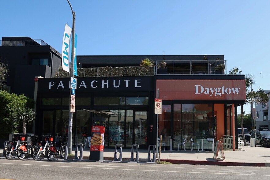 More Photos Of 540-542 Rose Ave, Venice Storefront Retail Residential For Lease