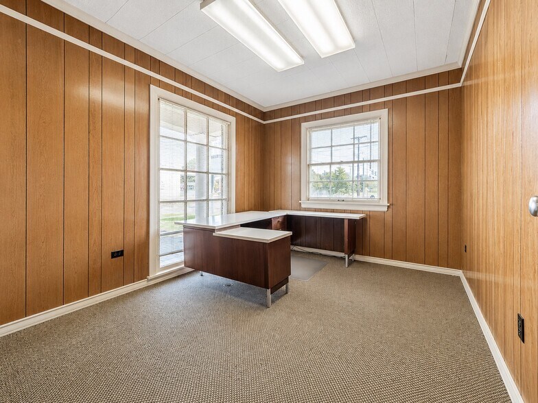 More Photos Of 321 S Main St, Marksville Office For Sale