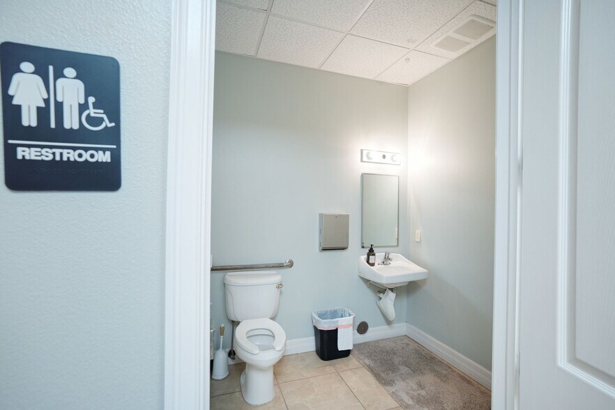 More Photos Of 3911 Golf Park Loop, Bradenton Office For Sale