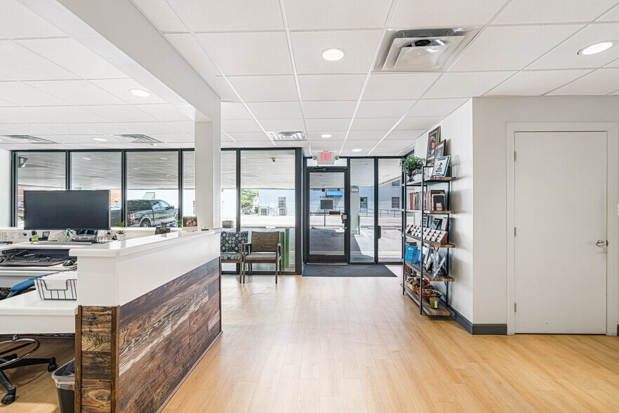 More Photos Of 5570 Murray Ave, Memphis Office For Sale