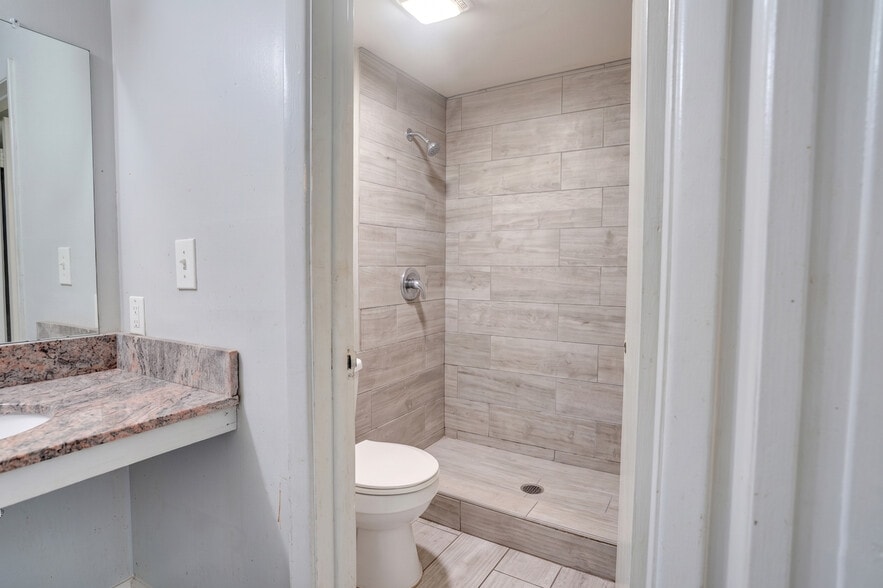 More Photos Of 411 National Hwy, Thomasville Hotel For Sale