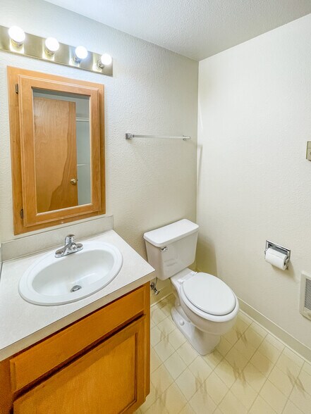 More Photos Of 133-143 Friendship Ave SE, Salem Apartments For Sale