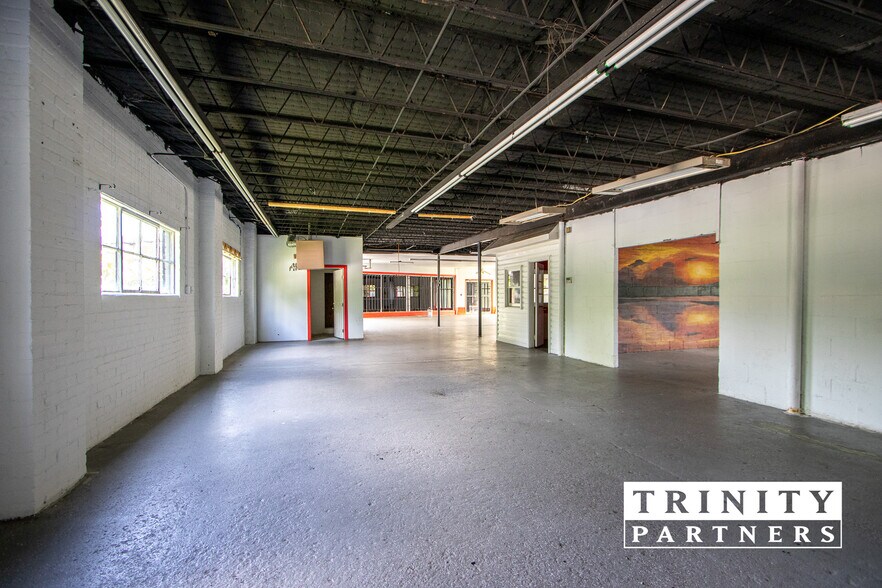 More Photos Of 3619 N Main St, Columbia Light Distribution For Sale