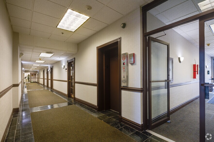 More Photos Of 15 Spinning Wheel Rd, Hinsdale Unknown For Lease
