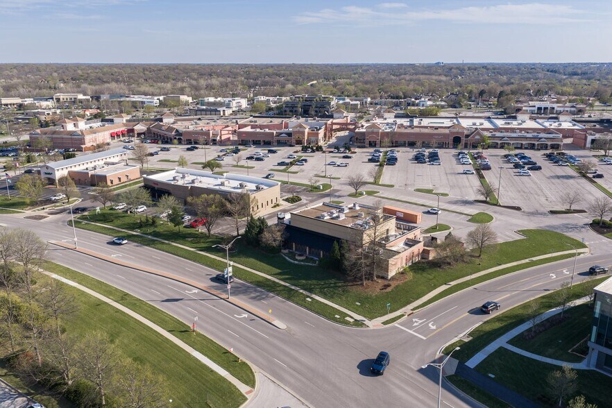 More Photos Of 4907-4917 Town Center Dr, Leawood Freestanding For Lease