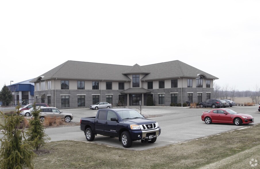 More Photos Of 353 Forest Grove Dr, Pewaukee Office For Sale