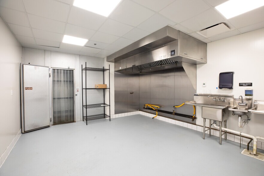 More Photos Of 1600 Campbell St, Kansas City General Retail For Lease