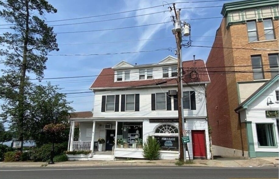 More Photos Of 307 Main St, Port Washington Storefront Retail Residential For Lease
