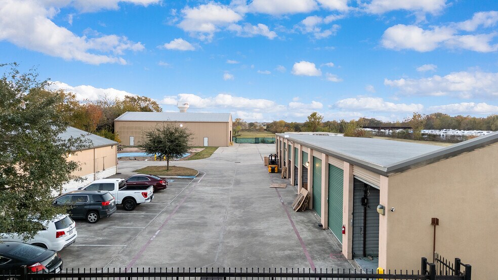 More Photos Of 207 W Archer Rd, Baytown Warehouse For Sale