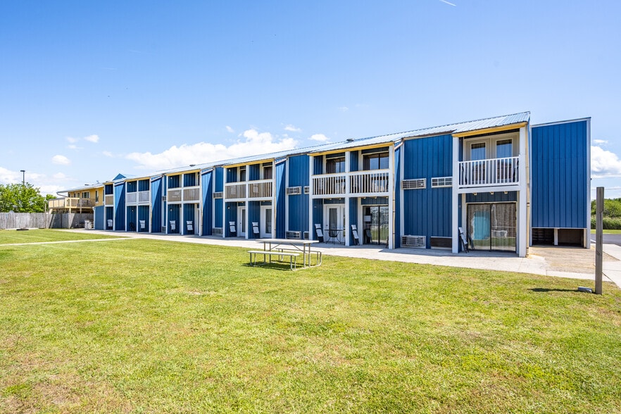 More Photos Of 700 Norris Harbor Dr, Crisfield Hotel For Sale