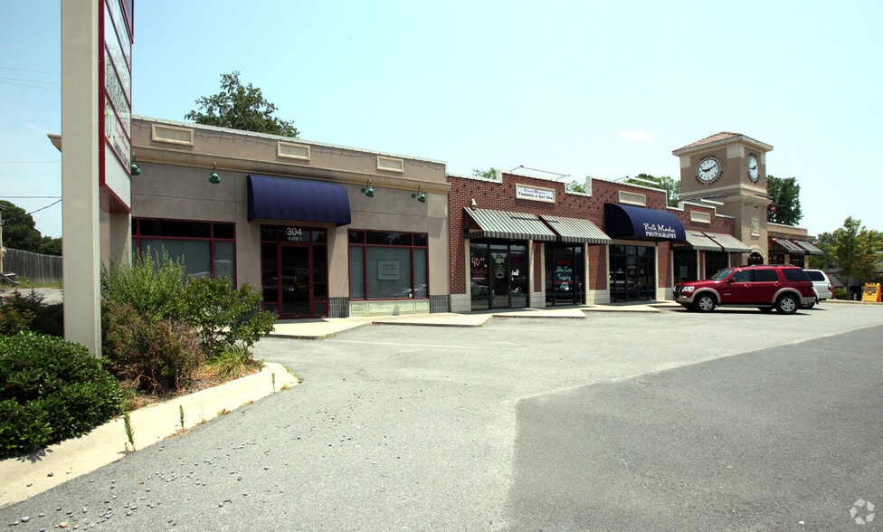 More Photos Of 304 Reynolds Rd, Bryant Freestanding For Lease