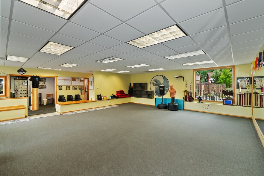 More Photos Of 42561 Moonridge Rd, Big Bear Lake Office For Sale