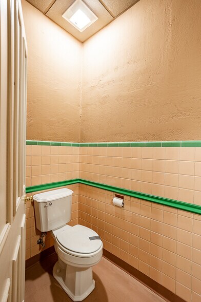 More Photos Of 100 W Washington Ave, Jackson Medical For Sale