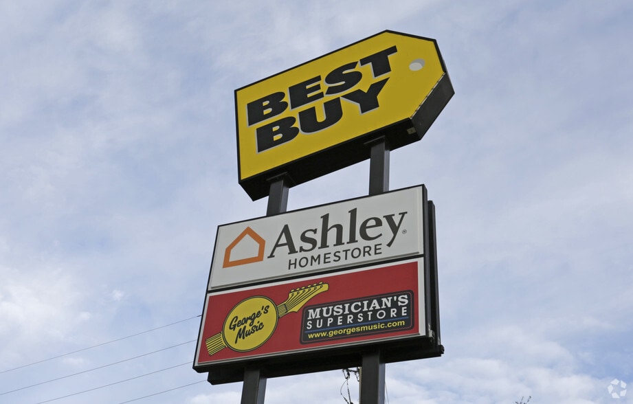 More Photos Of 8151 Blanding Blvd, Jacksonville Unknown For Lease
