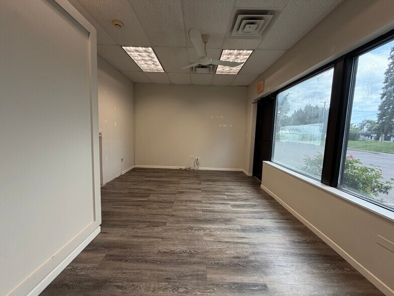 More Photos Of 800 Lake St, Roselle Distribution For Sale