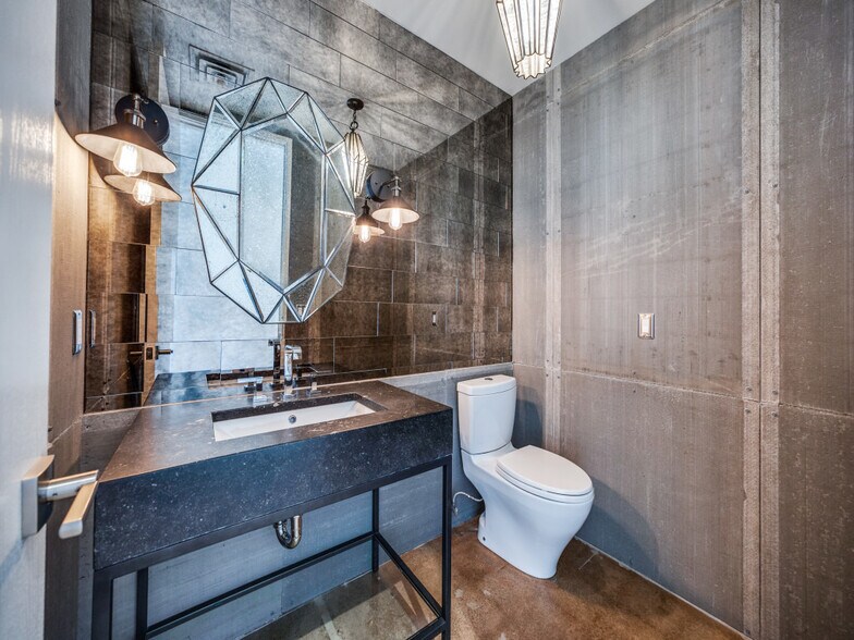 More Photos Of 2323 Farrington St, Dallas Warehouse For Sale