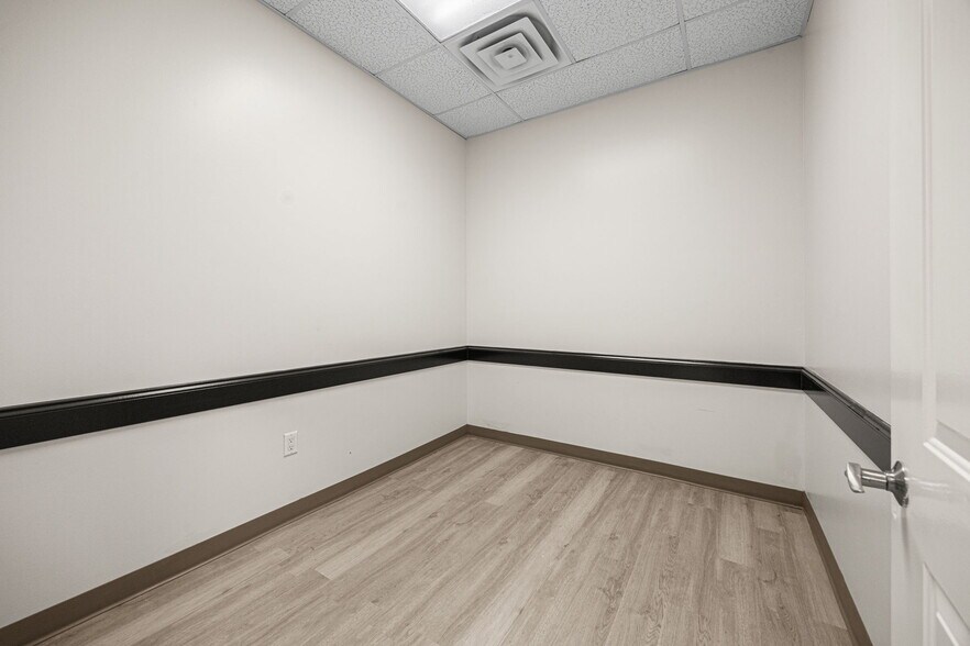 More Photos Of 8777 S Gessner Dr, Houston Freestanding For Lease