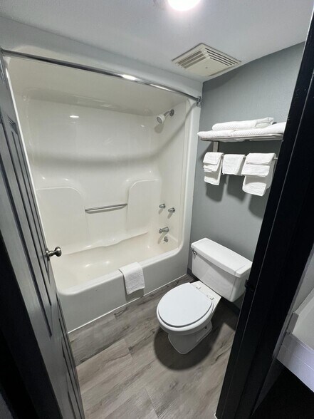 More Photos Of 110 Independence Ave, Kennett Hotel For Sale