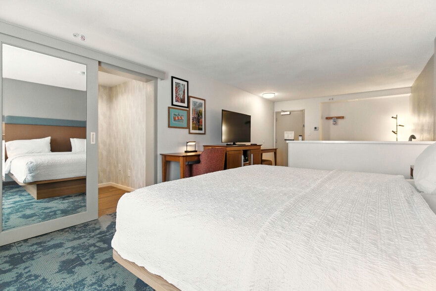 More Photos Of 16555 Midland Dr, Shawnee Hotel For Sale