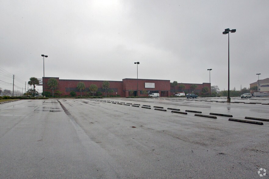 More Photos Of 13355 49th St N, Clearwater Freestanding For Lease