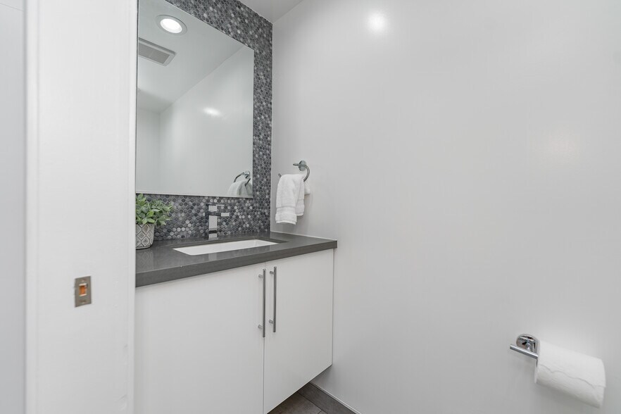 More Photos Of 10706 Camarillo St, Toluca Lake Apartments For Sale