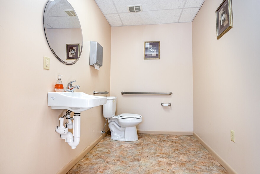 More Photos Of 32 Main St, Scottsville Storefront For Sale