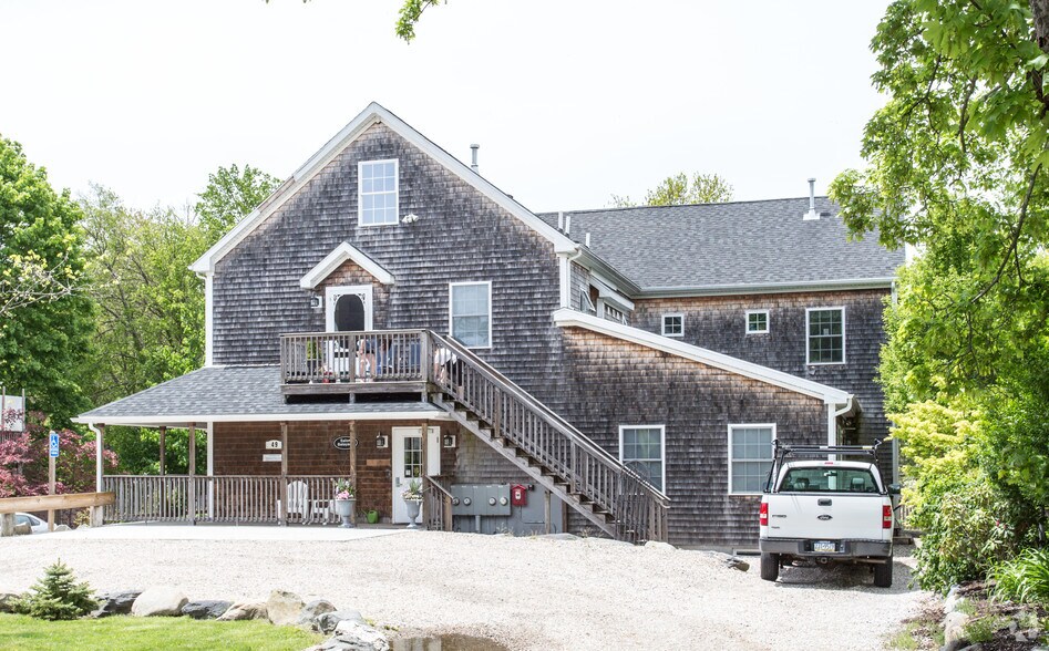 More Photos Of 49 North Rd, Jamestown Office Residential For Lease