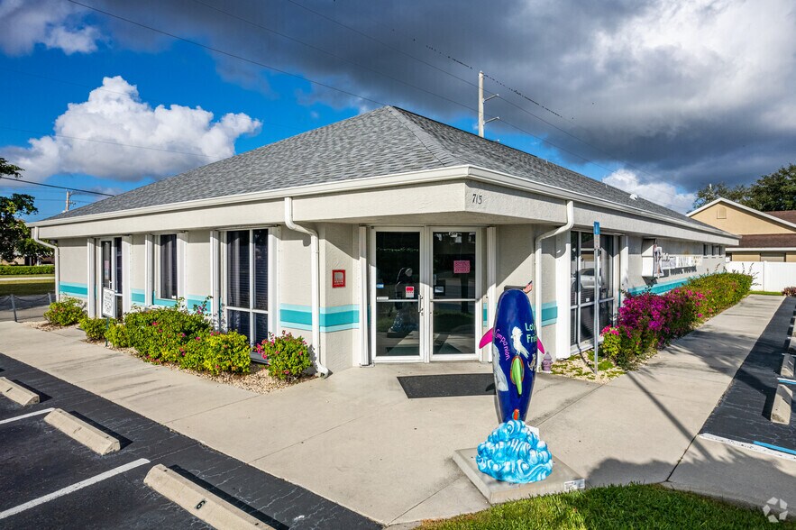 More Photos Of 715 Cape Coral Pky, Cape Coral Veterinarian Kennel For Sale