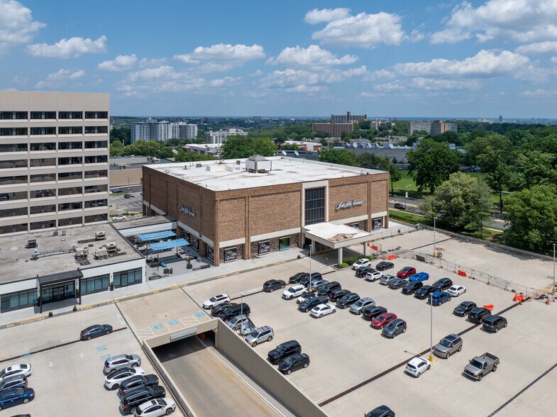 More Photos Of 2 Bala Plz, Bala Cynwyd Department Store For Lease