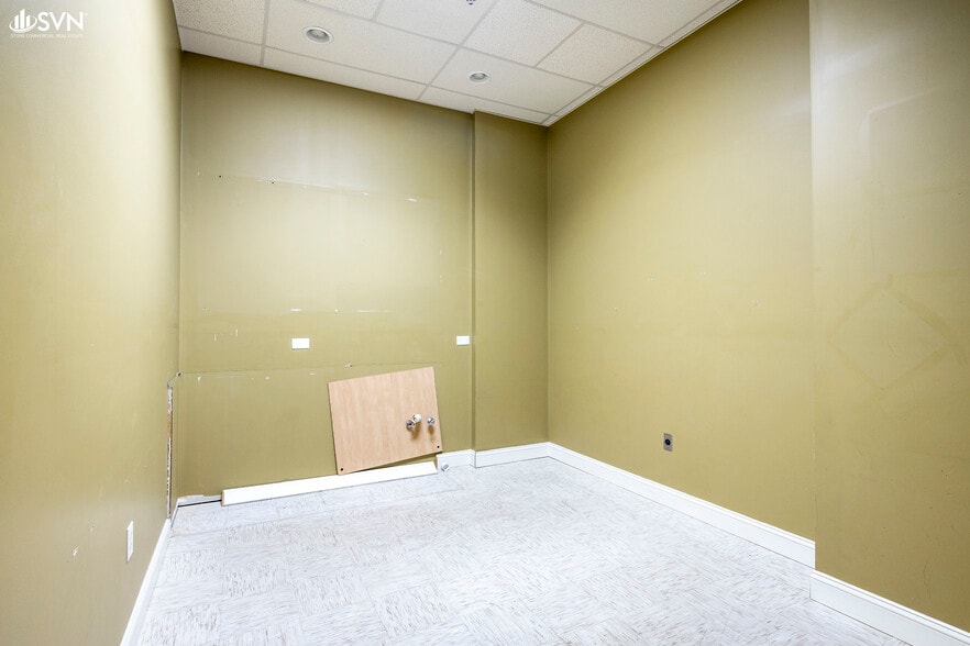 More Photos Of 1028-1030 Wellington Way, Lexington Health Club For Lease