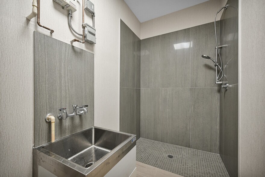 More Photos Of 221 NE 67th St, Miami Warehouse For Sale