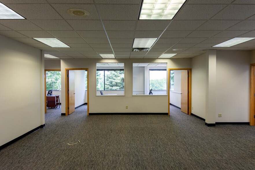 More Photos Of 11820-11830 Nicholas St, Omaha Office For Lease